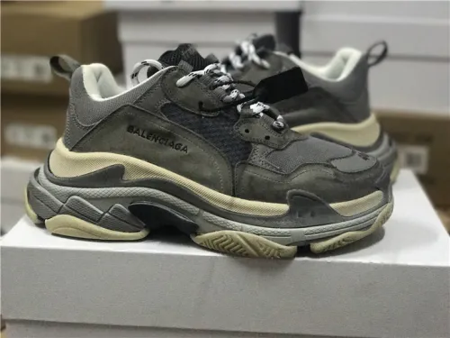 Balenciaga Triple S Carbon Grey（7-12 work day deliver）