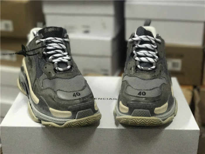 Balenciaga Triple S Carbon Grey（7-12 work day deliver）