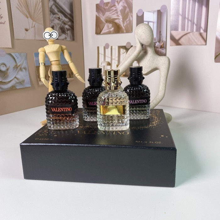 D112：Valentino Uomo Born in Roma 4-Piece 30ml Fragrance Gift Set (4×30ml)