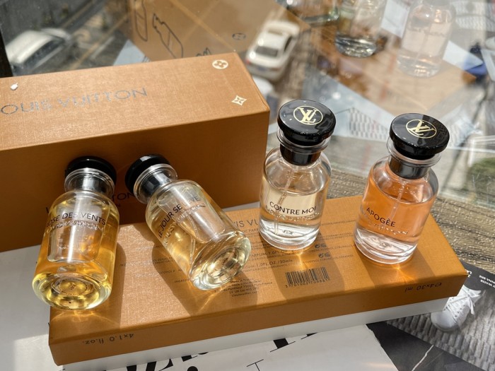 D114：Louis Vuitton 4-Piece 30ml Eau de Parfum Gift Set (4×30ml)