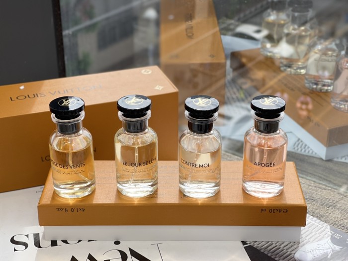 D114：Louis Vuitton 4-Piece 30ml Eau de Parfum Gift Set (4×30ml)