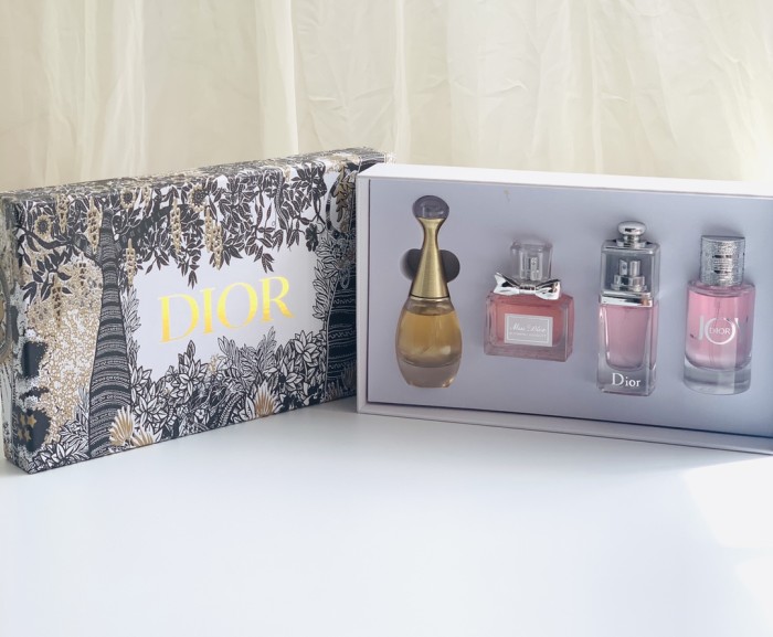 D107：DIOR Women’s Mini Perfume Gift Set 4 x 30ml
