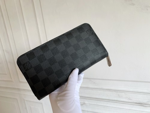 Q08：Louis Vuitton Zippy Wallet Damier Graphite Canvas