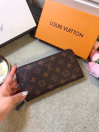 Q06：Louis Vuitton Zippy Wallet in Monogram Canvas