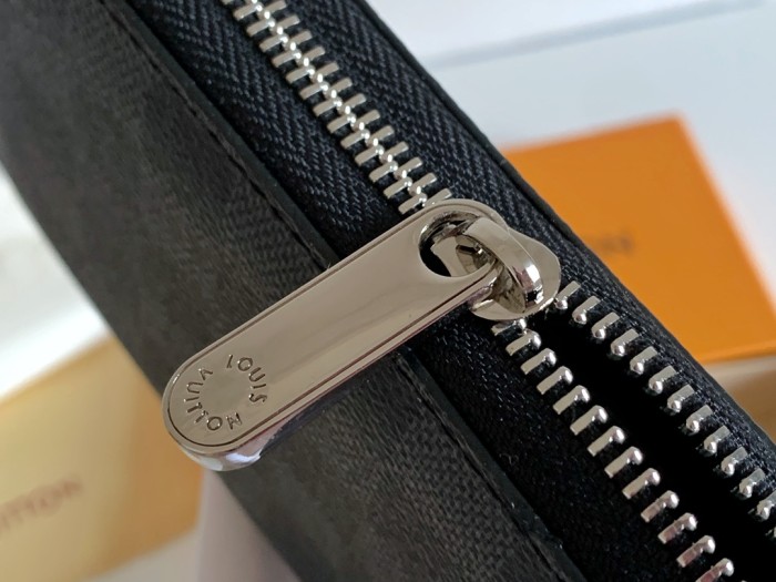 Q08：Louis Vuitton Zippy Wallet Damier Graphite Canvas