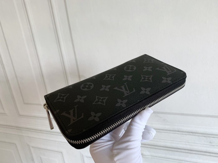 Q05：Louis Vuitton Zippy Wallet in Monogram Eclipse Canvas