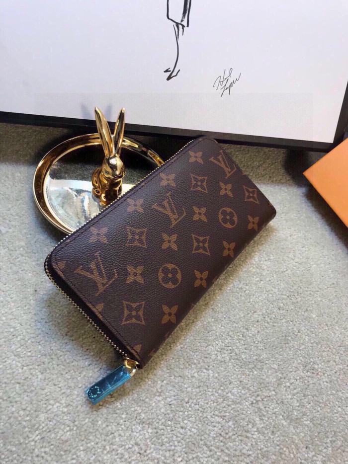 Q06：Louis Vuitton Zippy Wallet in Monogram Canvas