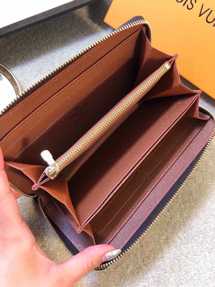 Q06：Louis Vuitton Zippy Wallet in Monogram Canvas