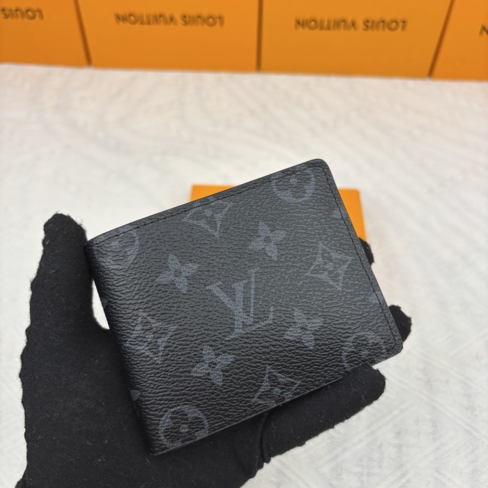 Q01： Louis Vuitton Multiple Wallet in Monogram Canvas