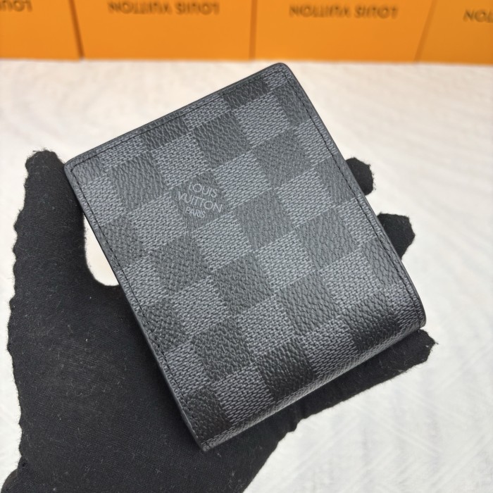 Q04：Louis Vuitton Multiple Wallet in Damier Graphite Canvas