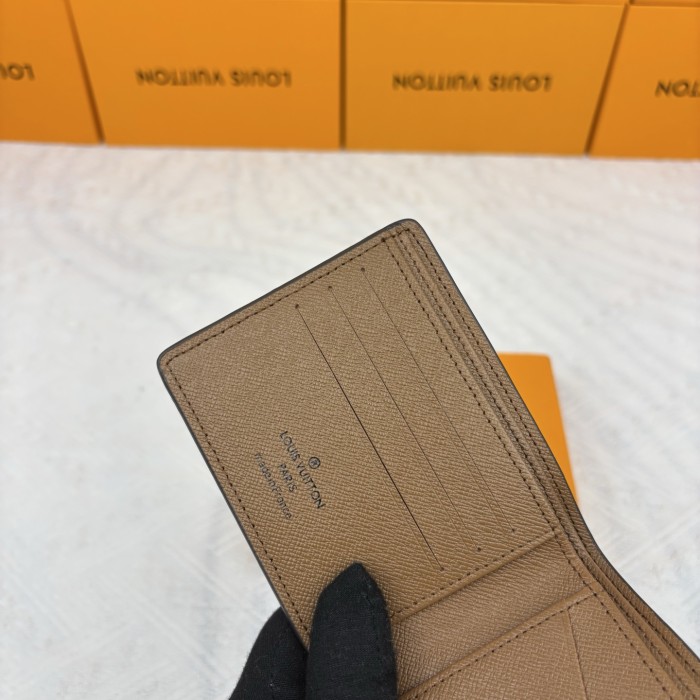 Q02：Louis Vuitton Multiple Wallet in Monogram Eclipse Canvas