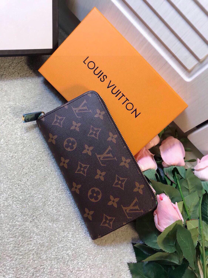 Q06：Louis Vuitton Zippy Wallet in Monogram Canvas