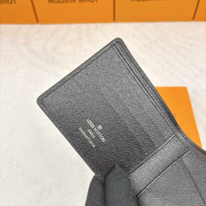 Q04：Louis Vuitton Multiple Wallet in Damier Graphite Canvas