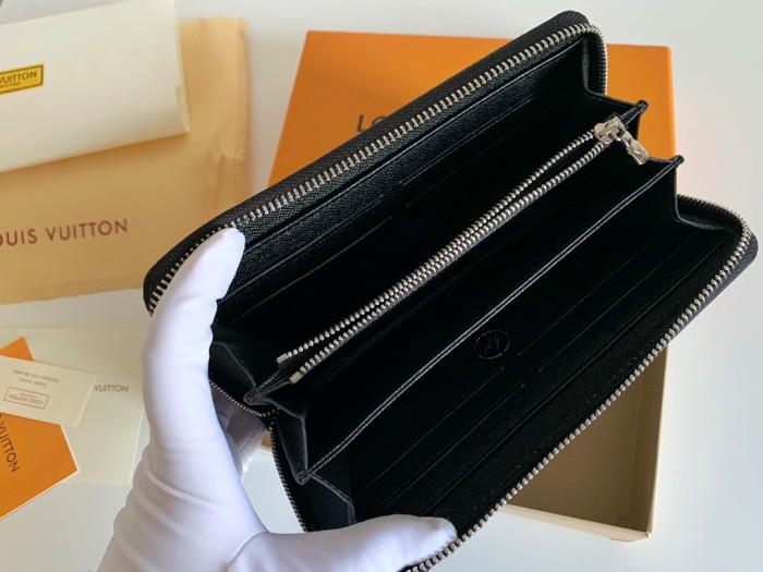 Q05：Louis Vuitton Zippy Wallet in Monogram Eclipse Canvas