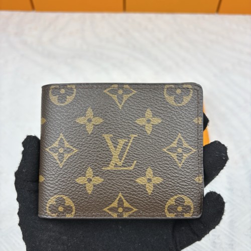 Q02：Louis Vuitton Multiple Wallet in Monogram Eclipse Canvas