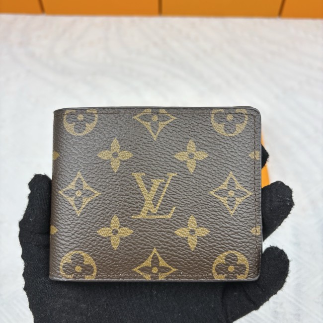Q02：Louis Vuitton Multiple Wallet in Monogram Eclipse Canvas