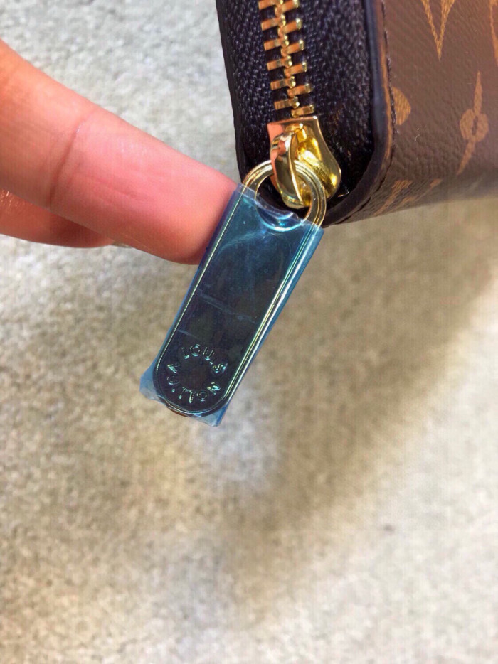 Q06：Louis Vuitton Zippy Wallet in Monogram Canvas