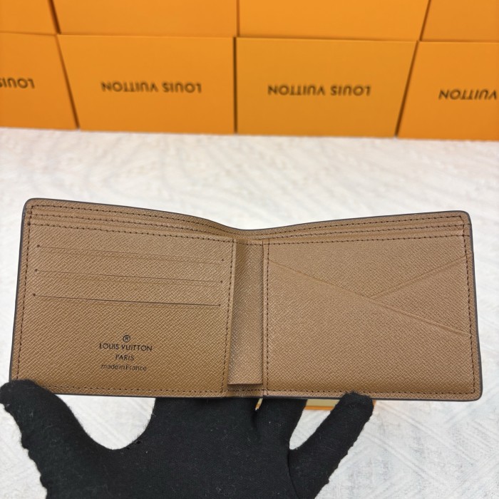 Q02：Louis Vuitton Multiple Wallet in Monogram Eclipse Canvas