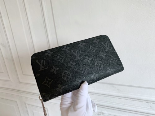 Q05：Louis Vuitton Zippy Wallet in Monogram Eclipse Canvas