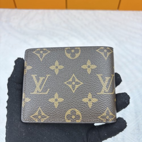 Q02：Louis Vuitton Multiple Wallet in Monogram Eclipse Canvas