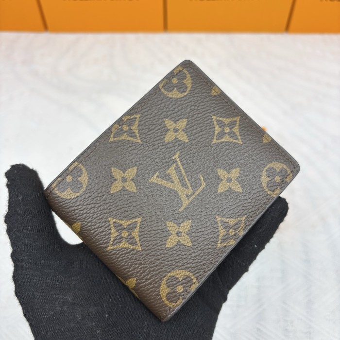 Q02：Louis Vuitton Multiple Wallet in Monogram Eclipse Canvas