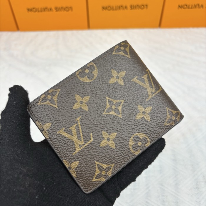 Q02：Louis Vuitton Multiple Wallet in Monogram Eclipse Canvas