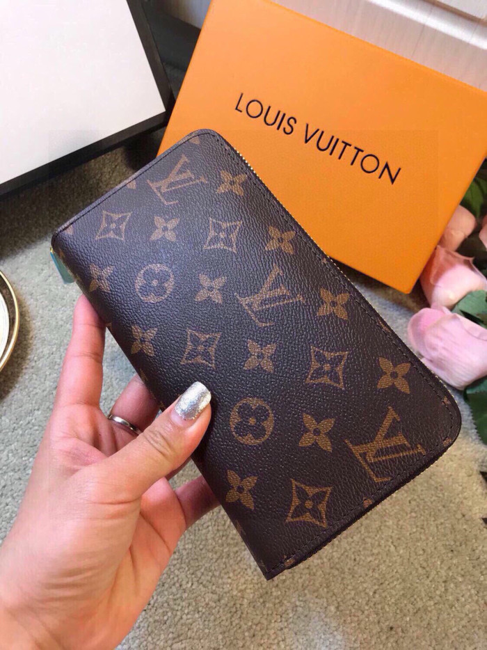 Q06：Louis Vuitton Zippy Wallet in Monogram Canvas