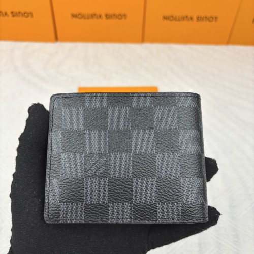 Q04：Louis Vuitton Multiple Wallet in Damier Graphite Canvas