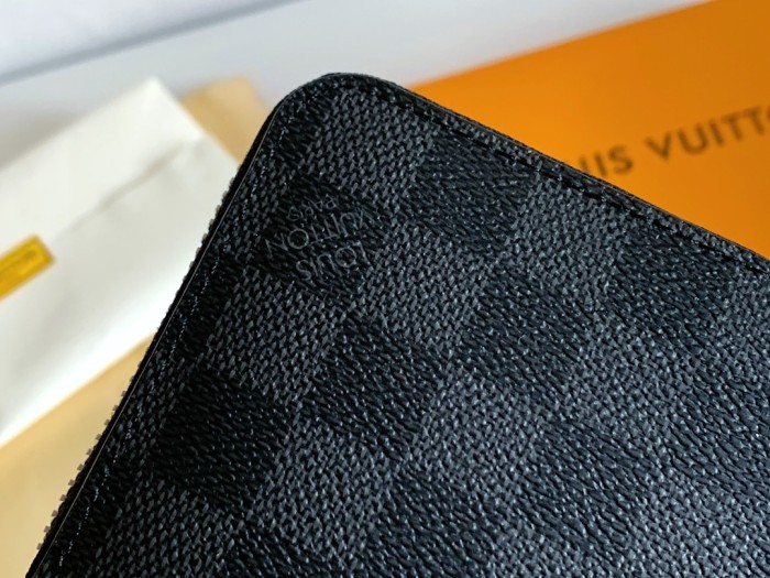 Q08：Louis Vuitton Zippy Wallet Damier Graphite Canvas
