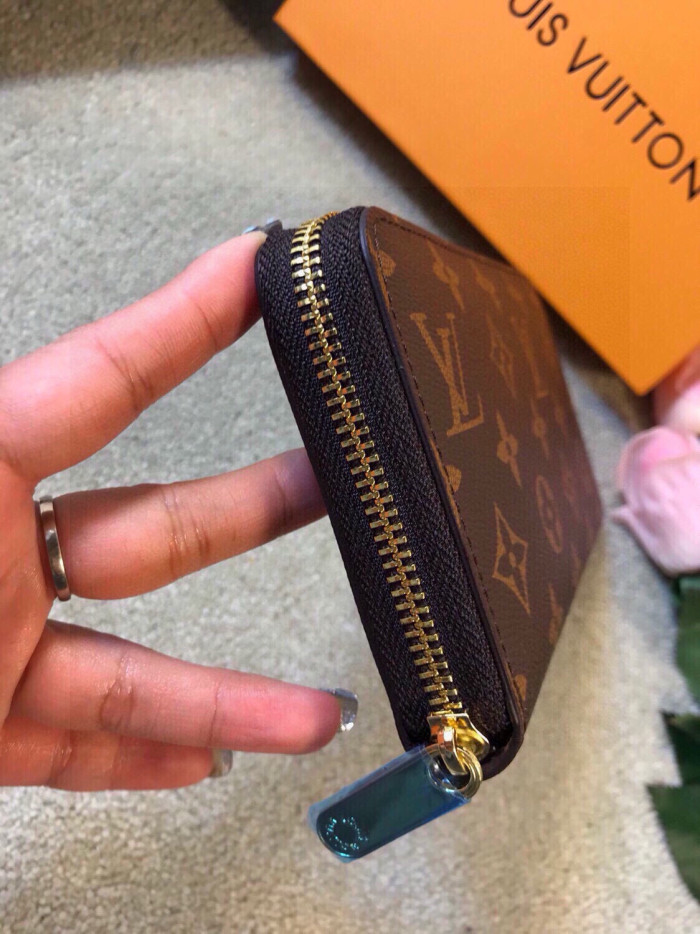 Q06：Louis Vuitton Zippy Wallet in Monogram Canvas