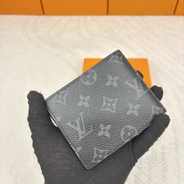 Q01： Louis Vuitton Multiple Wallet in Monogram Canvas