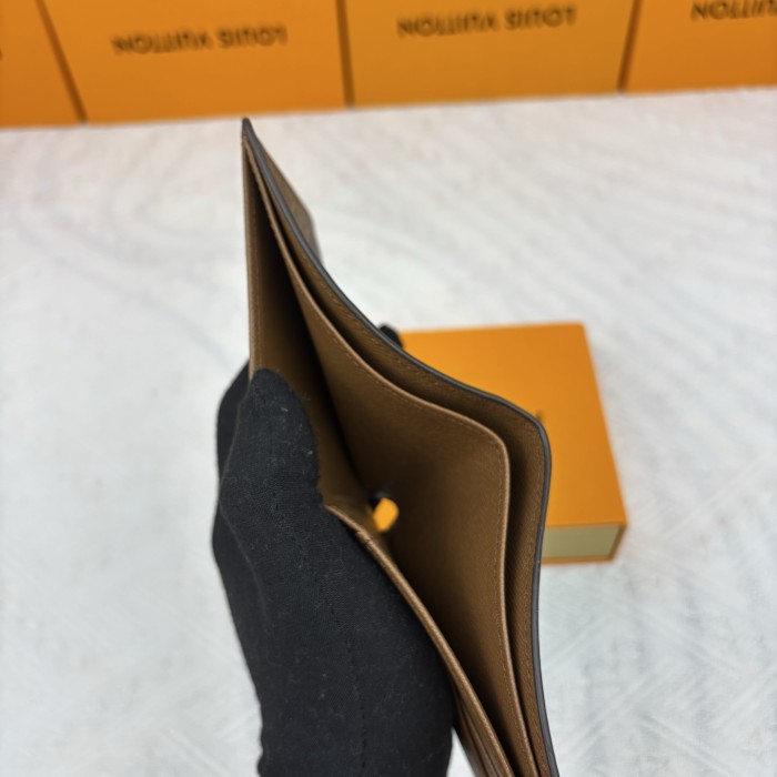 Q02：Louis Vuitton Multiple Wallet in Monogram Eclipse Canvas