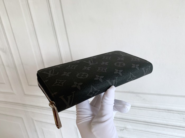Q05：Louis Vuitton Zippy Wallet in Monogram Eclipse Canvas