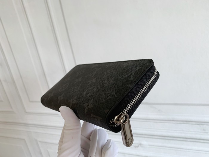 Q05：Louis Vuitton Zippy Wallet in Monogram Eclipse Canvas