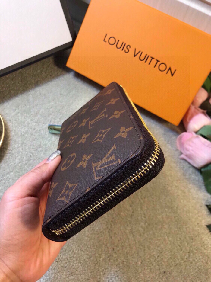 Q06：Louis Vuitton Zippy Wallet in Monogram Canvas