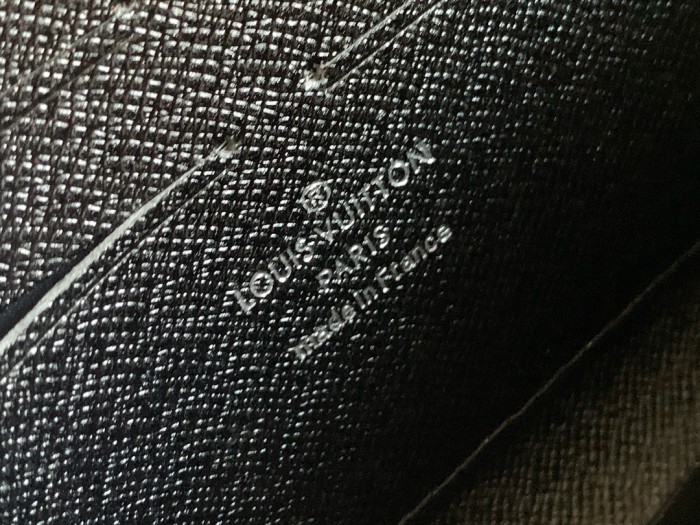 Q05：Louis Vuitton Zippy Wallet in Monogram Eclipse Canvas