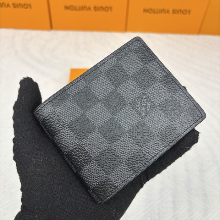 Q04：Louis Vuitton Multiple Wallet in Damier Graphite Canvas