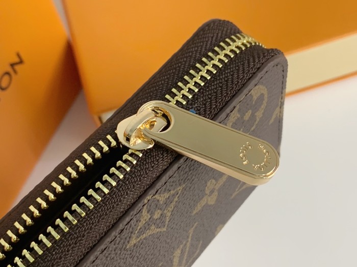 Q13：Louis Vuitton Zippy Coin Purse – Monogram Canvas