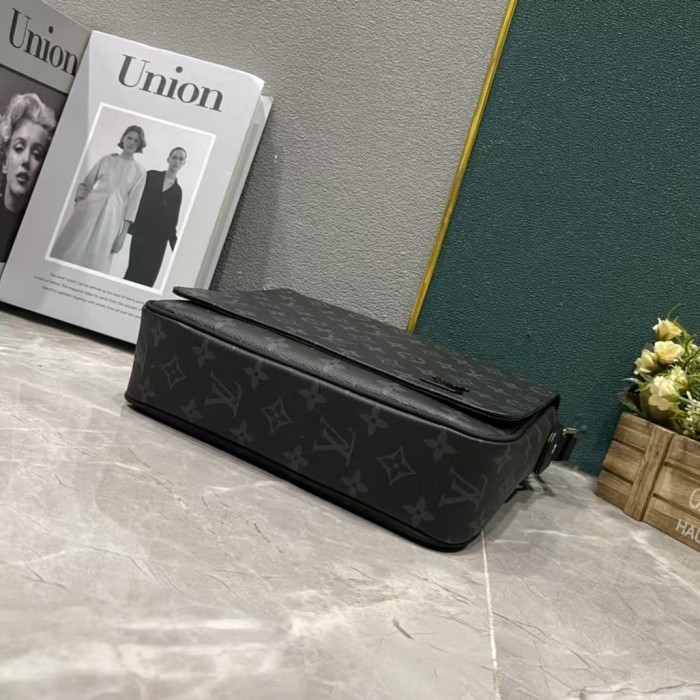 Q16：Louis Vuitton Monogram Eclipse Messenger Bag(Without box)