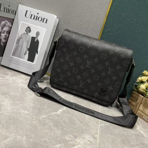 Q16：Louis Vuitton Monogram Eclipse Messenger Bag(Without box)