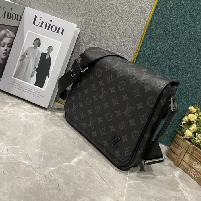 Q16：Louis Vuitton Monogram Eclipse Messenger Bag(Without box)