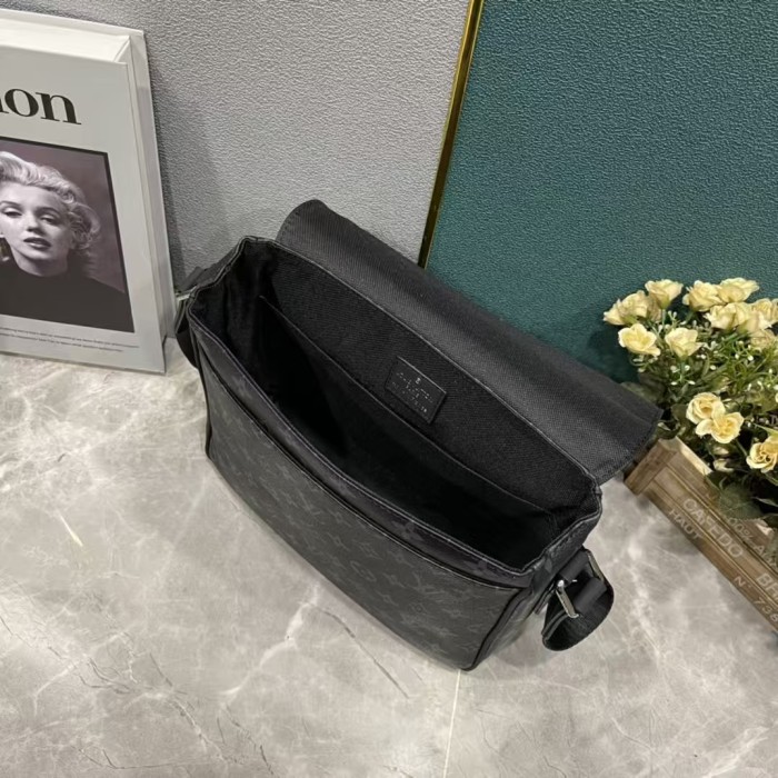 Q16：Louis Vuitton Monogram Eclipse Messenger Bag(Without box)