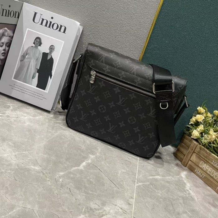 Q16：Louis Vuitton Monogram Eclipse Messenger Bag(Without box)