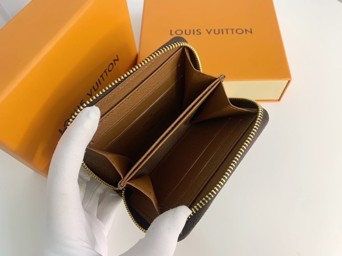 Q13：Louis Vuitton Zippy Coin Purse – Monogram Canvas