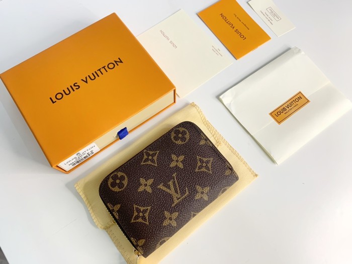 Q13：Louis Vuitton Zippy Coin Purse – Monogram Canvas