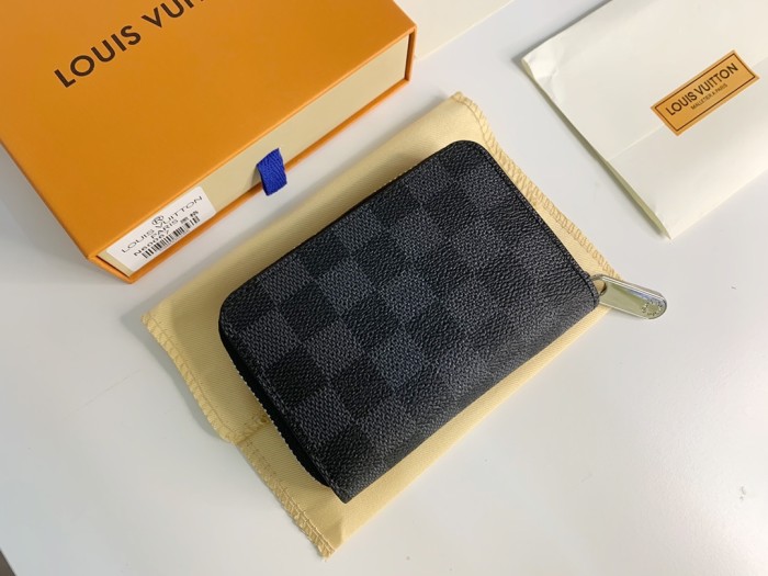 Q14：Louis Vuitton Damier Graphite Zippy Coin Wallet