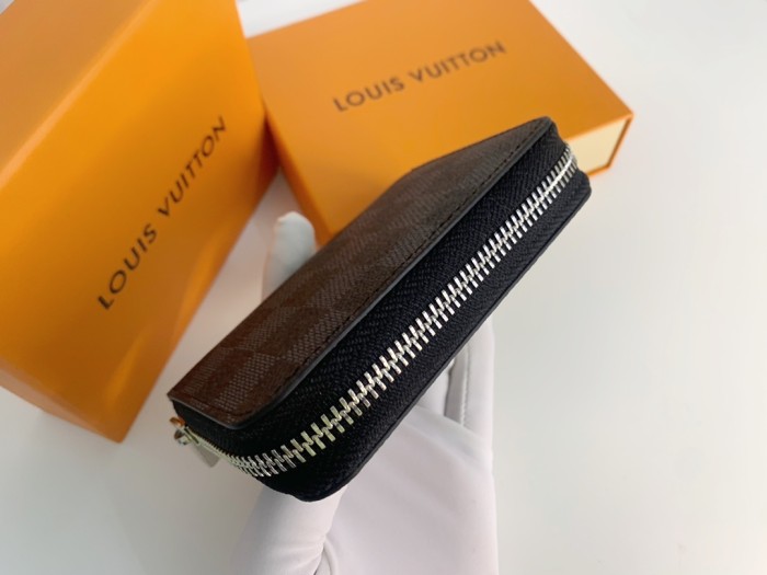 Q14：Louis Vuitton Damier Graphite Zippy Coin Wallet