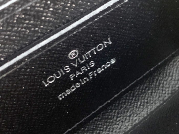 Q14：Louis Vuitton Damier Graphite Zippy Coin Wallet