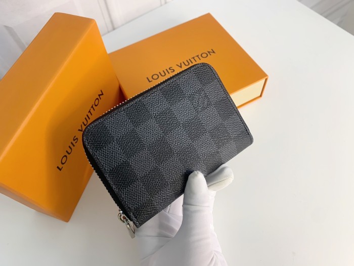 Q14：Louis Vuitton Damier Graphite Zippy Coin Wallet
