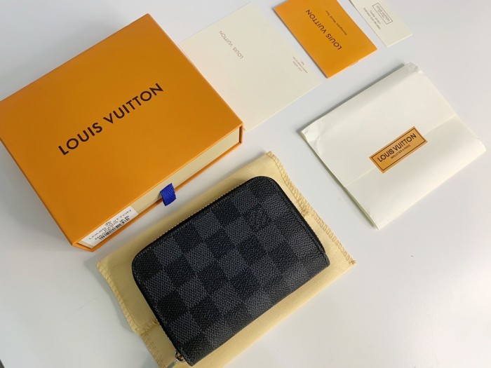 Q14：Louis Vuitton Damier Graphite Zippy Coin Wallet